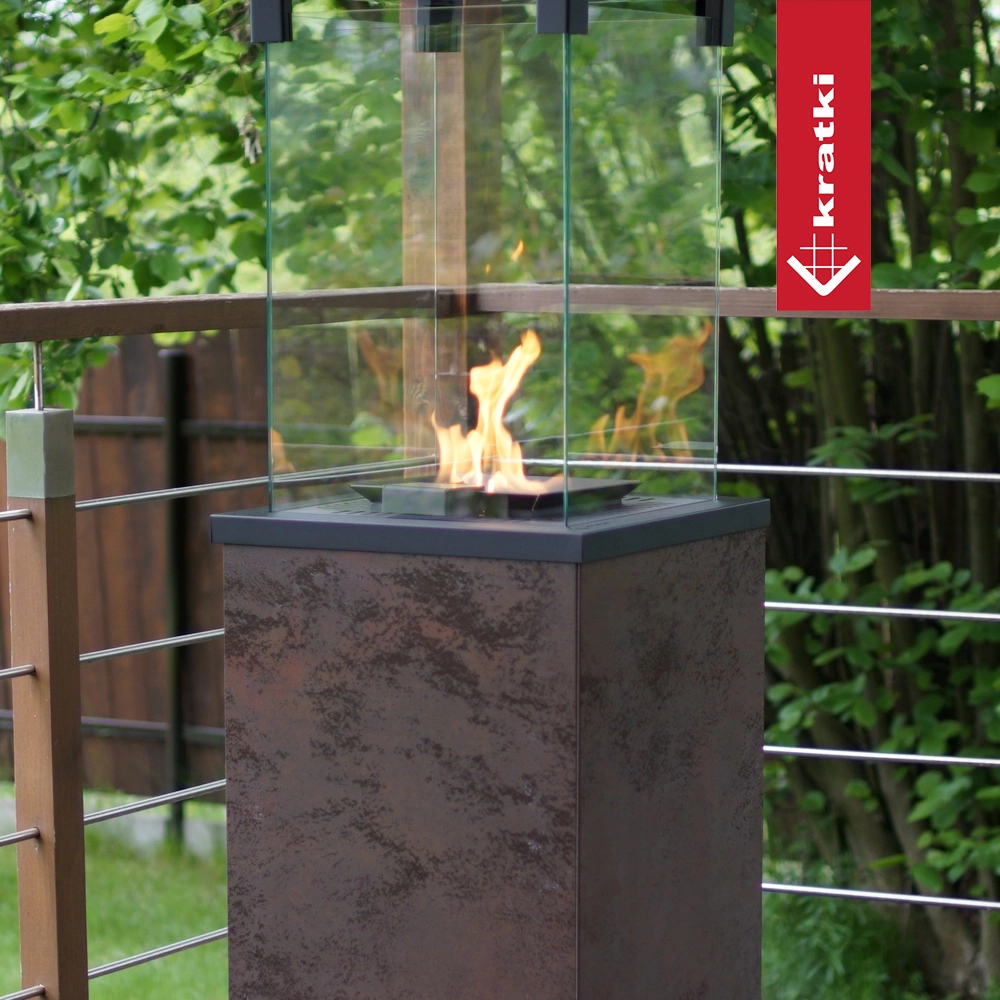 Kratki Patio Mini terrasvuurtafel met vlammen op een houten terras