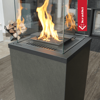 Kratki Patio Mini vrijstaande haard met vlammen in een modern interieur