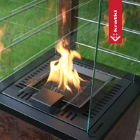 Kratki Patio Mini met brandende vlam achter glazen scherm