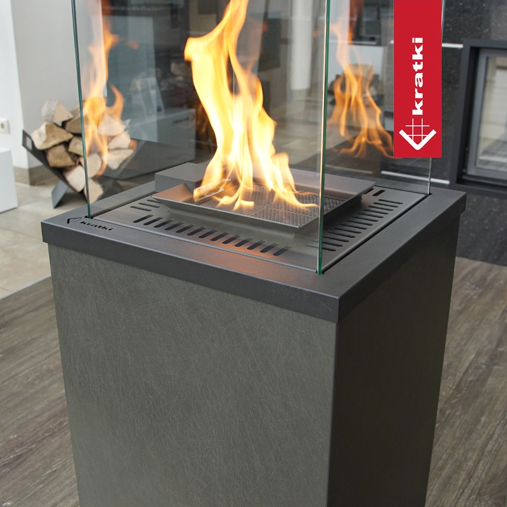 Kratki Patio Mini vrijstaande haard met brandende vlammen in een modern interieur