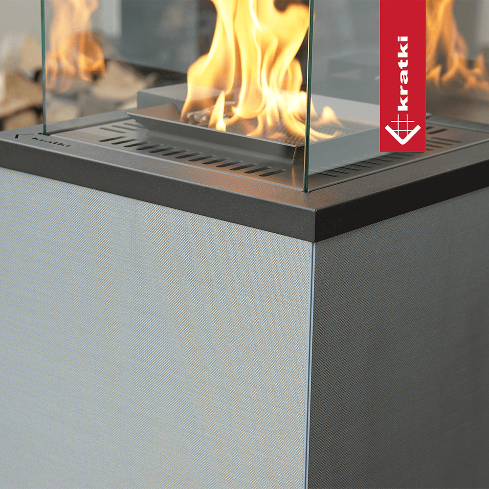 Close-up van de brandende Kratki Patio Mini met glazen windscherm