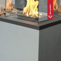 Close-up van de brandende Kratki Patio Mini met glazen windscherm
