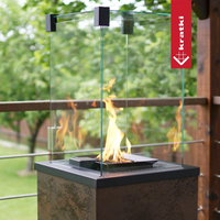 Kratki Patio Mini buitenhaard met vlammen op een houten terras