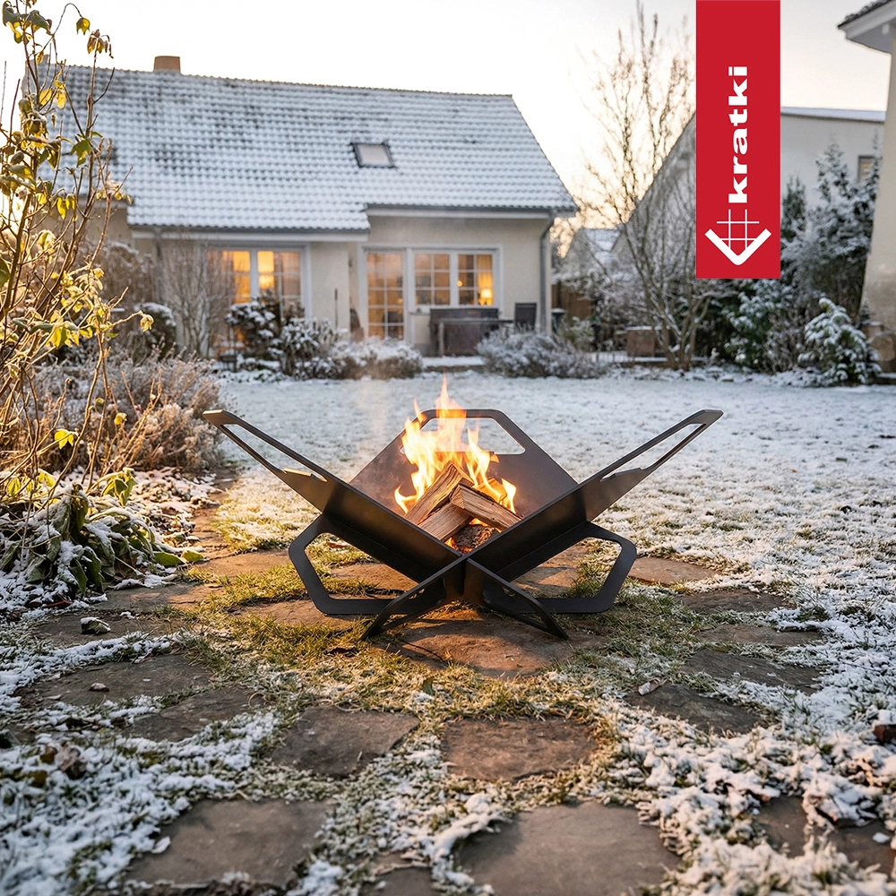 Kratki Pit vuurschaal met brandend hout in besneeuwde tuin