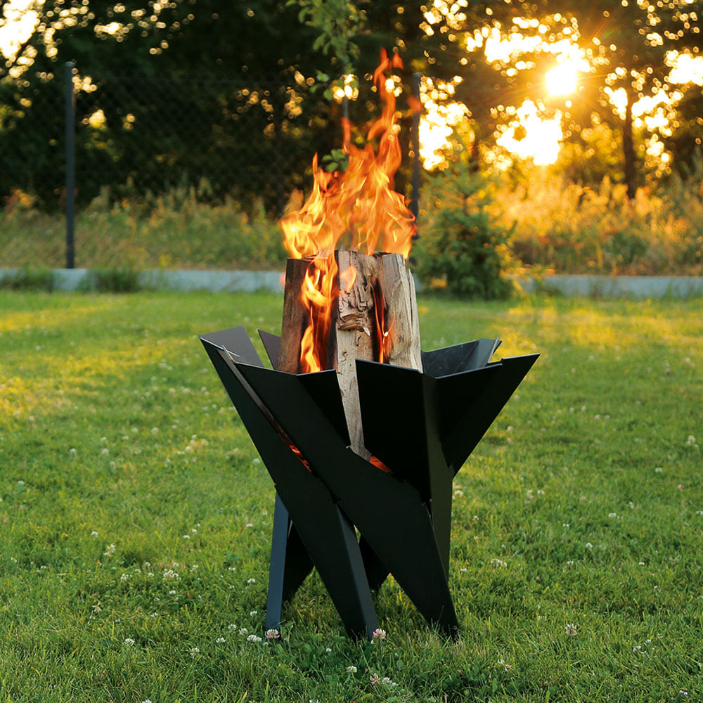 Kratki Basket vuurkorf met brandend hout in gras