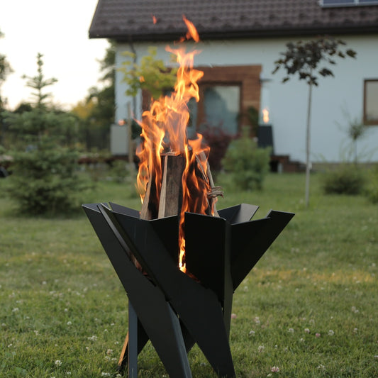 Kratki Basket buitenhaard met brandend hout in de tuin