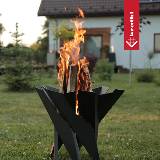 Kratki Basket vuurschaal met brandend hout in tuin