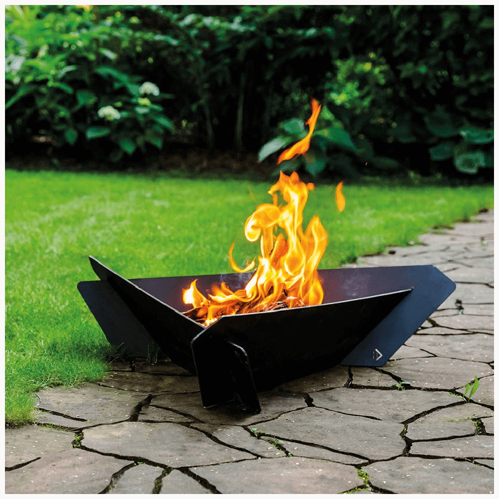 Kratki Triangle vuurschaal met vlammen op een stenen terras in de tuin