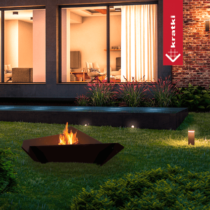 Kratki Triangle vuurkorf in tuin met brandend vuur