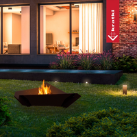 Kratki Triangle vuurkorf in tuin met brandend vuur