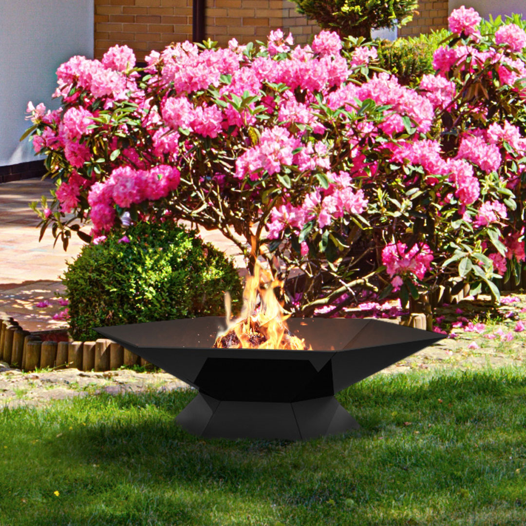 Kratki Goblet vuurkorf in tuin met pinke bloemen