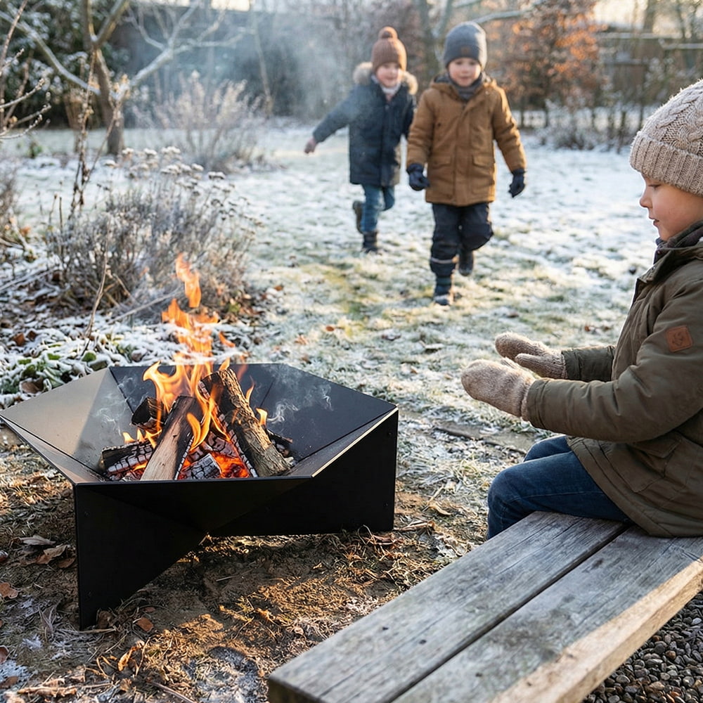 Kratki Gamma vuurschaal met brandend hout in besneeuwde tuin