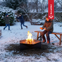 Kratki Gamma vuurschaal in besneeuwde tuin met kinderen eromheen
