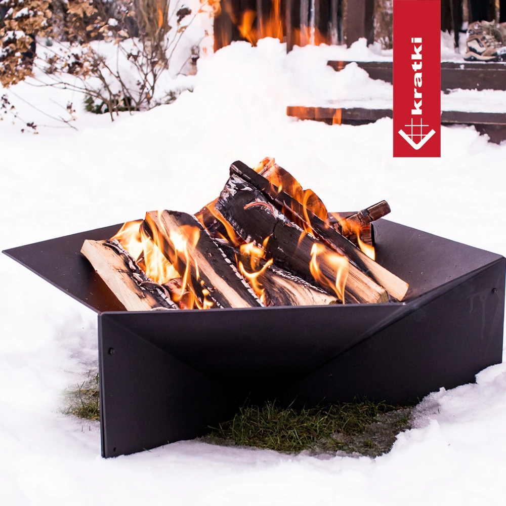 Kratki Gamma vuurschaal met brandend hout in de sneeuw