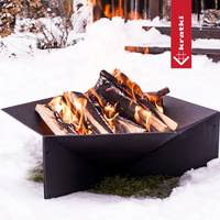Kratki Gamma vuurschaal met brandend hout in de sneeuw