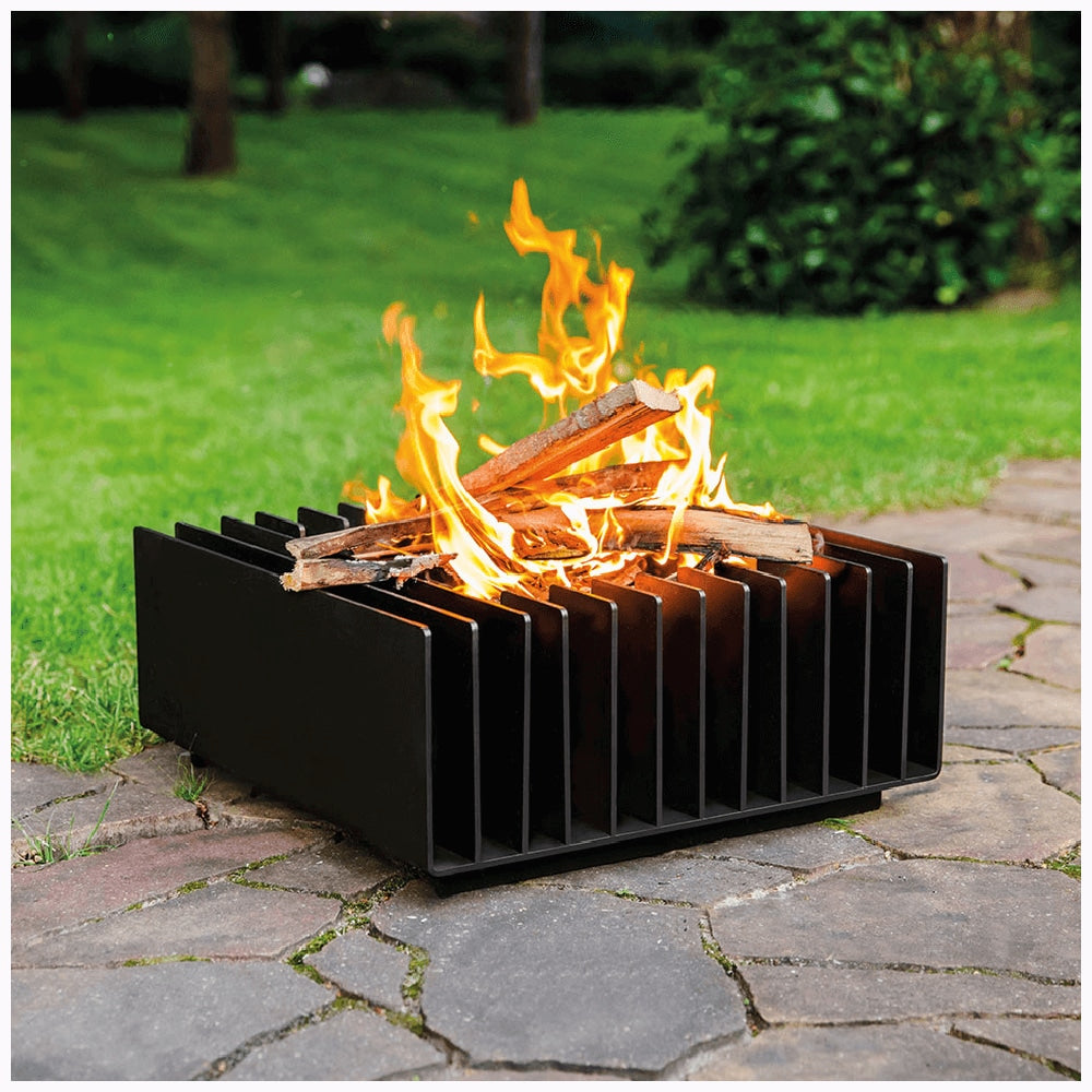Kratki Erizo vuurkorf met brandend hout op terras in tuin