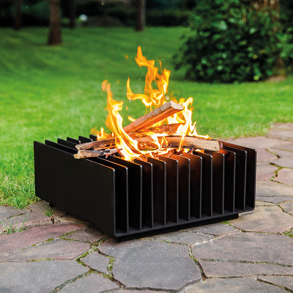 Kratki Erizo vuurkorf met brandend hout op terras in tuin