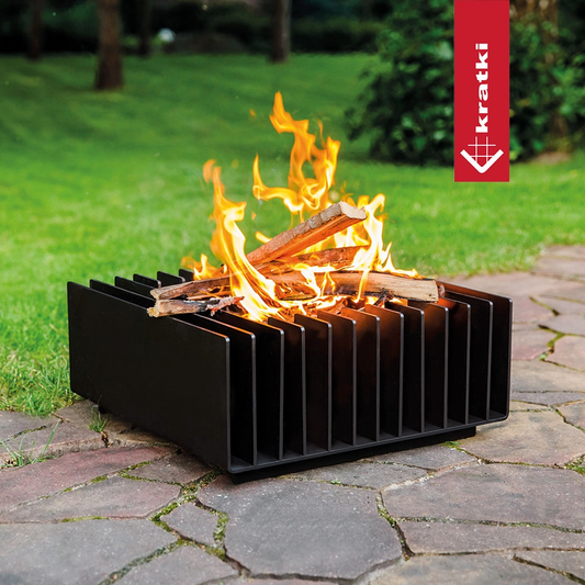 Kratki Erizo vuurkorf op terras met brandend hout