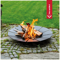 Kratki Sunny vuurschaal met brandend hout in de tuin