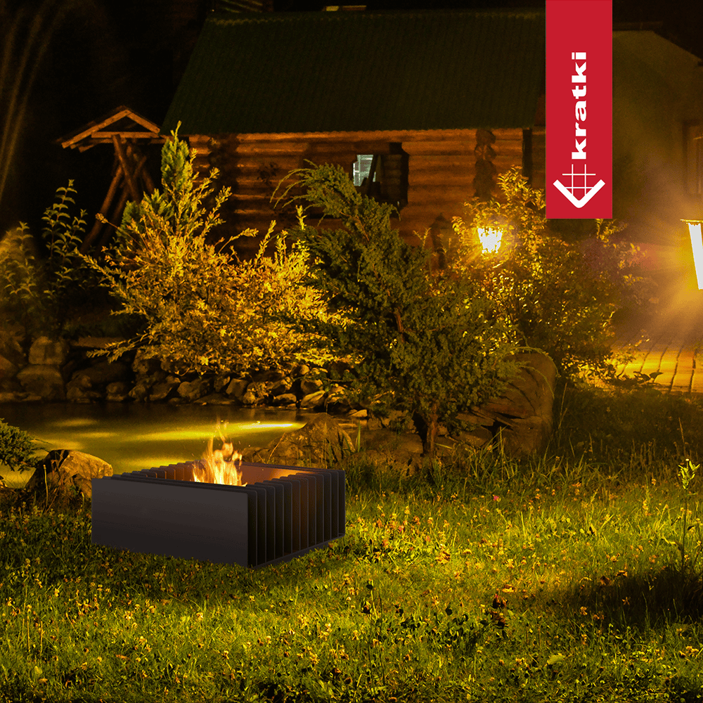 Kratki Erizo vuurkorf in een verlichte tuin bij een houten huis