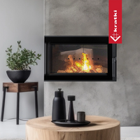 Kratki Simple S ingebouwd in een moderne woonkamer met brandend vuur