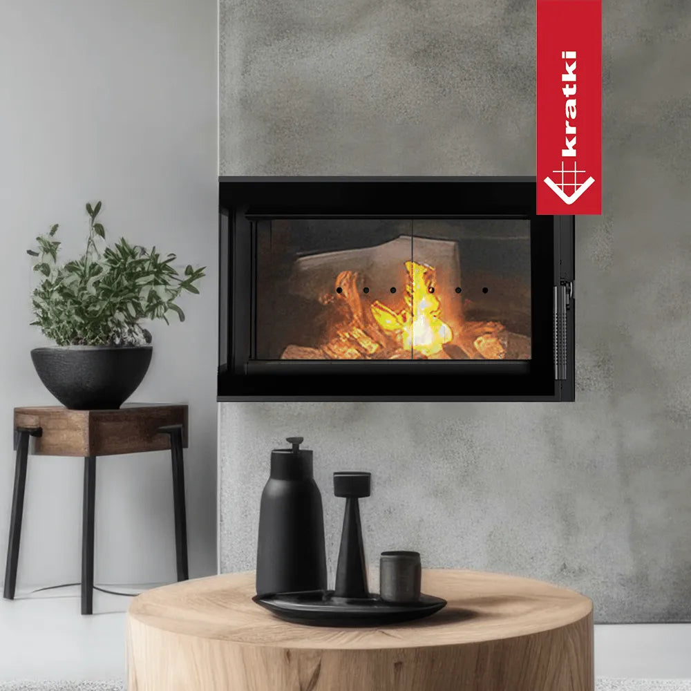 Kratki Simple S 8 kW Links ingebouwde haard in moderne woonkamer met planten en decoratie.