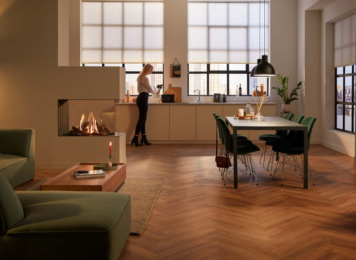 Trimline Fires 83 Room Divider in moderne open keuken met brandend haardvuur