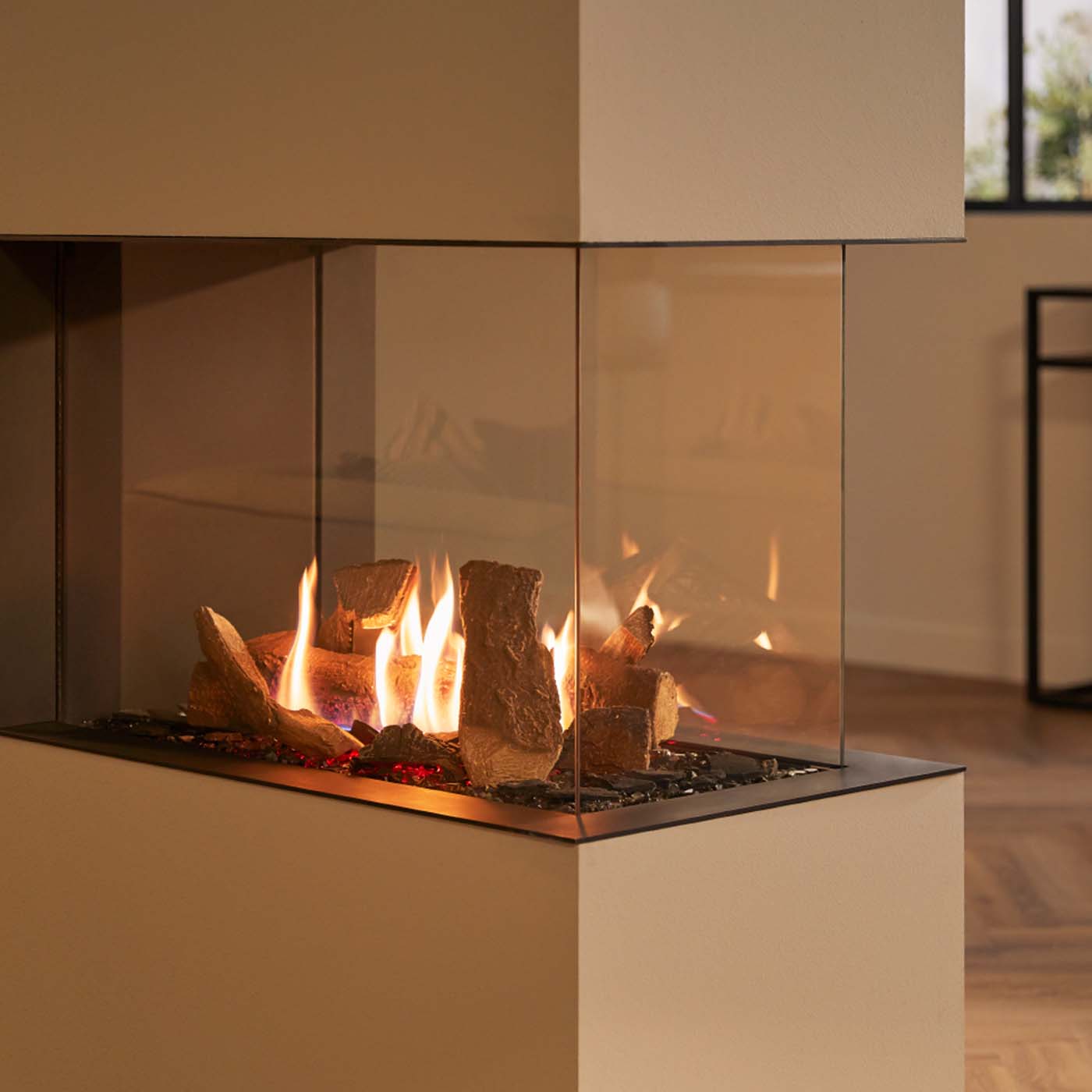 Trimline Fires 83 Room Divider met vlammen achter glas in moderne ruimte