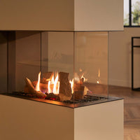 Trimline Fires 83 Room Divider met vlammen achter glas in moderne ruimte