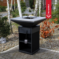 Kratki Quadrum BBQ buitengrill in tuin met zwart metalen onderstel