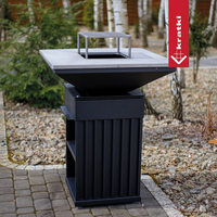 Kratki Quadrum BBQ buiten op terras met vierkante metalen grilltafel