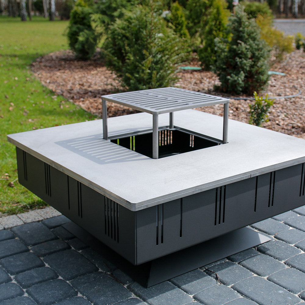 Kratki Quadrum BBQ buitenhaard op terras met metalen grillrooster