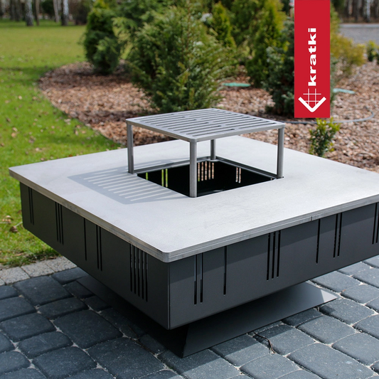 Kratki Quadrum BBQ buiten op terras met metalen grillplaat