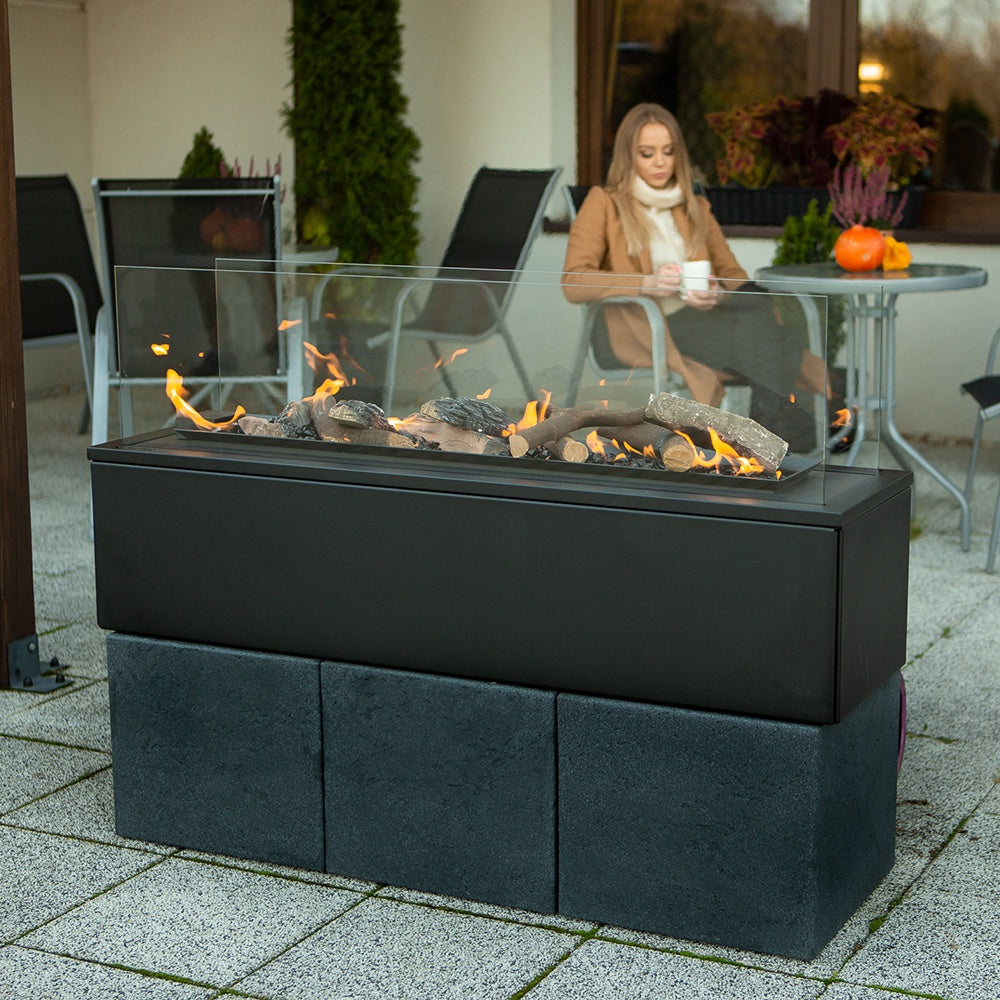 Kratki Patio Horizontaal terrashaard met vlammen naast zithoek buiten