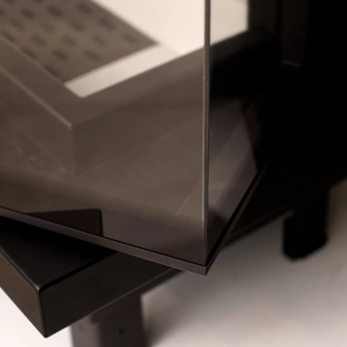 Detail van de hoek en glas van de Kratki MBN Links haard.