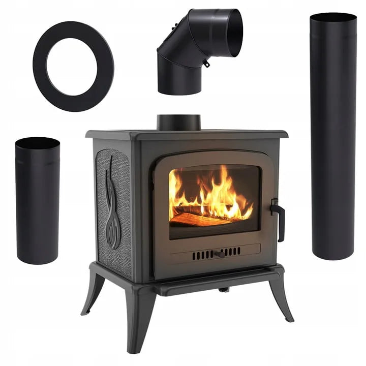 Kratki K7 houtkachel met brandend vuur, omringd door zwarte pijpen en accessoires.