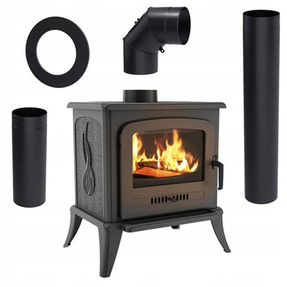 Kratki K7 houtkachel met brandend vuur, omringd door zwarte pijpen en accessoires.