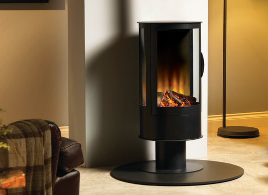Fair Fires Tru Vizion Solution Stove in een woonkamer, zwart vrijstaand model met vlammen