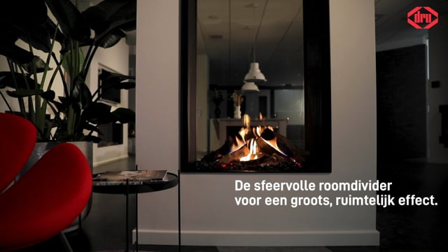 DRU Maestro 75 Tall Eco Wave tunnel gashaard in moderne woonkamer met vlammen