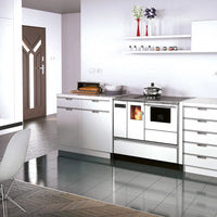 Alfa Plam Alfa 90 Pellet in een witte keuken met ingebouwde oven