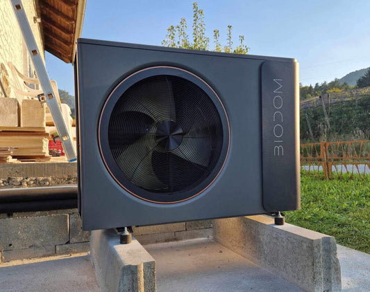 Biodom Norwood 6MHL buiten geplaatst op betonnen blokken met zichtbare ventilator