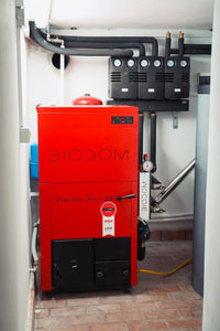 Biodom 21 LX rode cv-ketel met leidingen in stookruimte