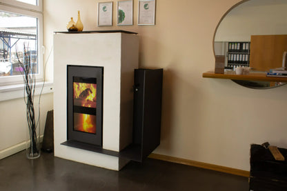 Xeoos Magna x8 Custom Start houtkachel in een moderne woonkamer met decoratieve elementen.