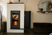 Xeoos Magna x8 in moderne woonkamer met brandende haard