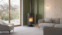 HS Flamingo Masterflamme Grande houtkachel in moderne woonkamer met brandend vuur