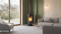 HS Flamingo Masterflamme Medie houtkachel in moderne woonkamer met groene wandtegels