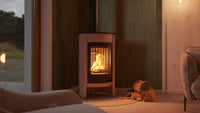 HS Flamingo Masterflamme Medie in moderne woonkamer met brandend houtvuur