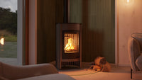 HS Flamingo Masterflamme Medie houtkachel in moderne woonkamer met brandend vuur