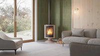 HS Flamingo Masterflamme Piccolo houtkachel in moderne woonkamer met groen tegelwand