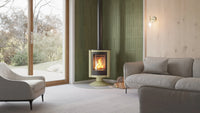 HS Flamingo Masterflamme Piccolo in groene woonkamer met brandend vuur